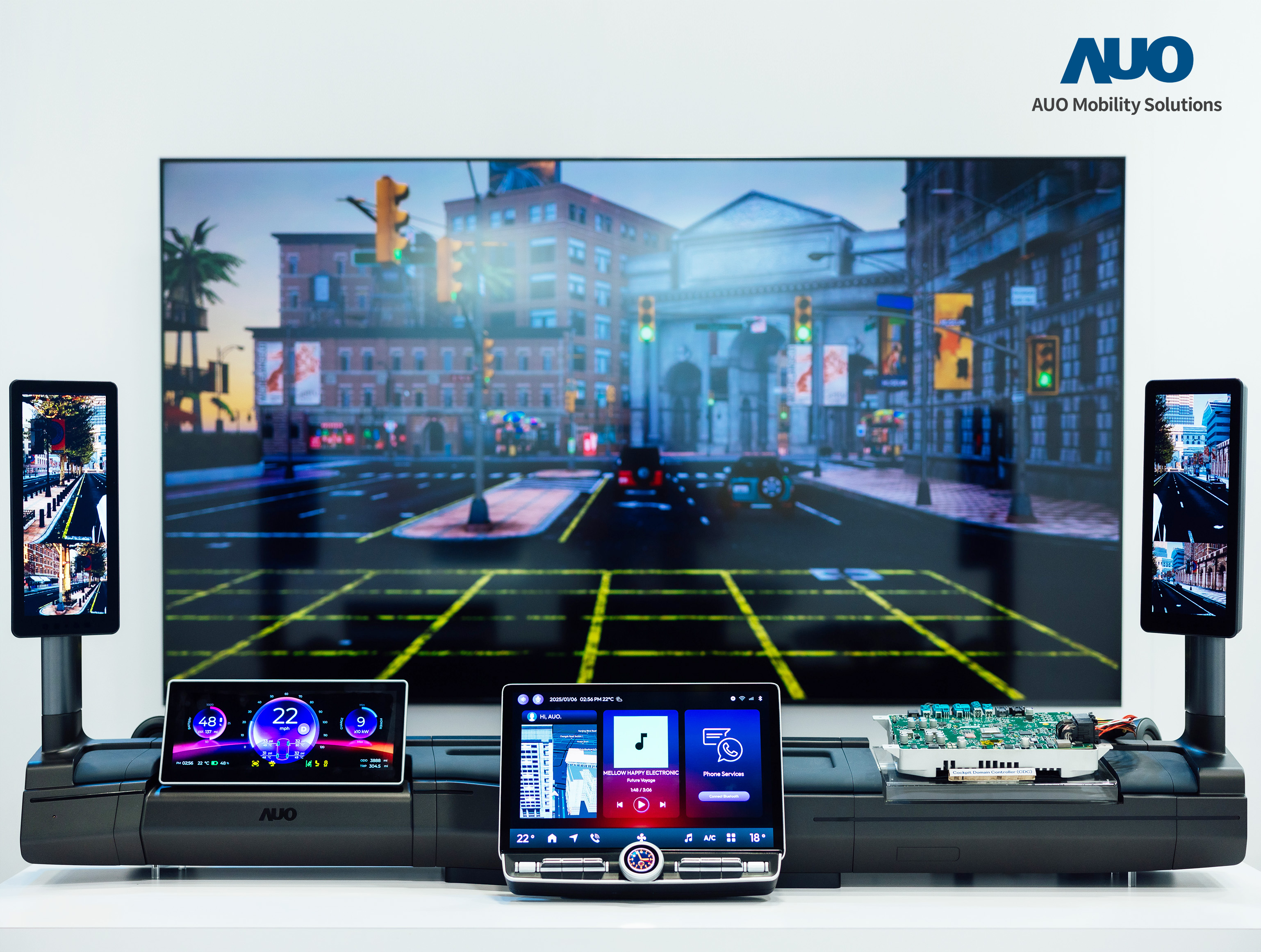 jinnian金年会智慧行动推出智慧座舱域控平台，支持CDC、分区架构并整合AI运算模块，提供智能体感与座舱互动功能，驱动个人化座舱功能全面升级。