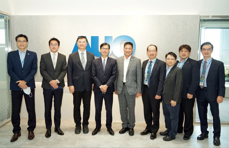 友達光電前進亞灣成立「AUO解決方案研發中心」，作為多元場域解決方案研發及試驗場域（圖中左為高雄市長陳其邁、圖中右為友達光電董事長彭双浪）