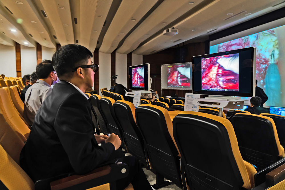 達擎之「達文西外接3D影像解決方案」，將達文西手術機器手臂的3D影像即時連線轉播，在會議室觀摩的醫師們只要戴上偏光眼鏡，就能與執刀醫師看到同步的3D立體影像，如臨操作台現場，縮短達文西手術的學習曲線