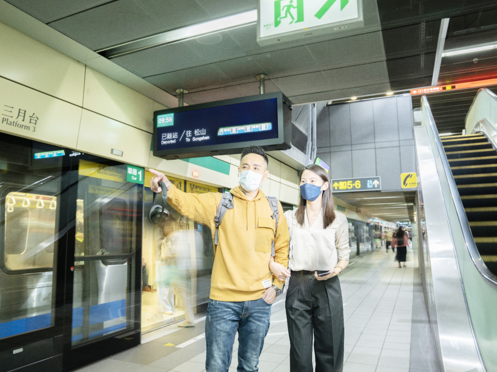 友達旗下達擎之客製化TARTAN顯示器，於台北捷運中山站亮相。以獨特長條型比例與高畫質特色，為台北捷運站帶來嶄新的都會車站風貌