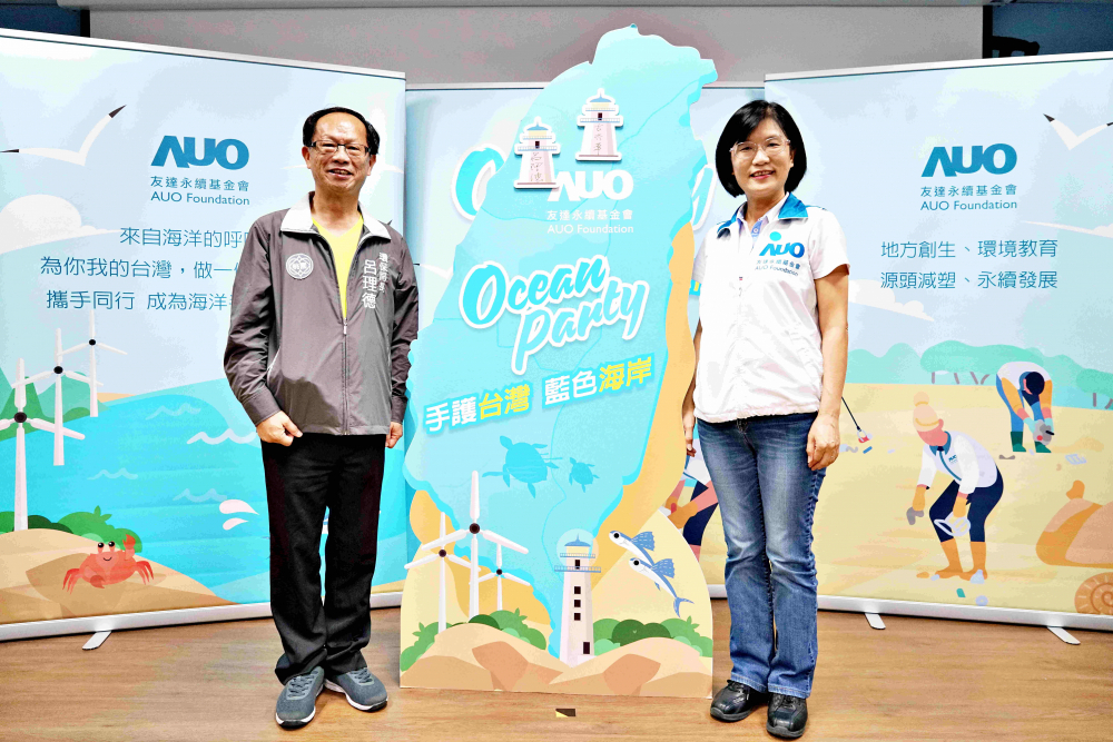 友達光電永續長古秀華（右）與桃園市環保局局長呂理德（左）進行海岸線認養儀式，簽署於象徵藍色宣言的海岸永續燈塔上，承諾以實際行動與環境教育方式，投入桃園海岸線守護行列