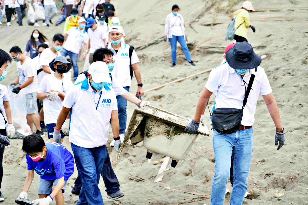 友達永續基金會2022 Ocean Party活動，與桃園市政府環保局、海湧工作室、觀音樹林里社區多方合作，一同手護台灣藍色海岸