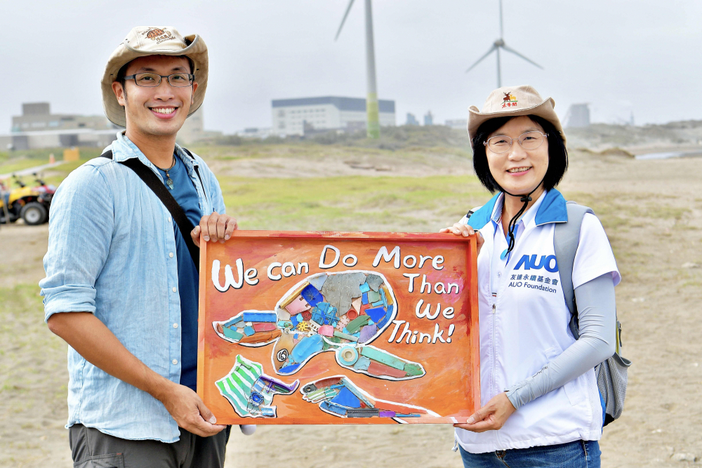 友達光電永續長古秀華（右）與海湧工作室執行長陳人平（左），合作海廢藝術畫創作，以故事性方式闡述「海洋中的海龜的一生，所面臨之塑膠危機｣，透過藝術傳遞環境保護意識