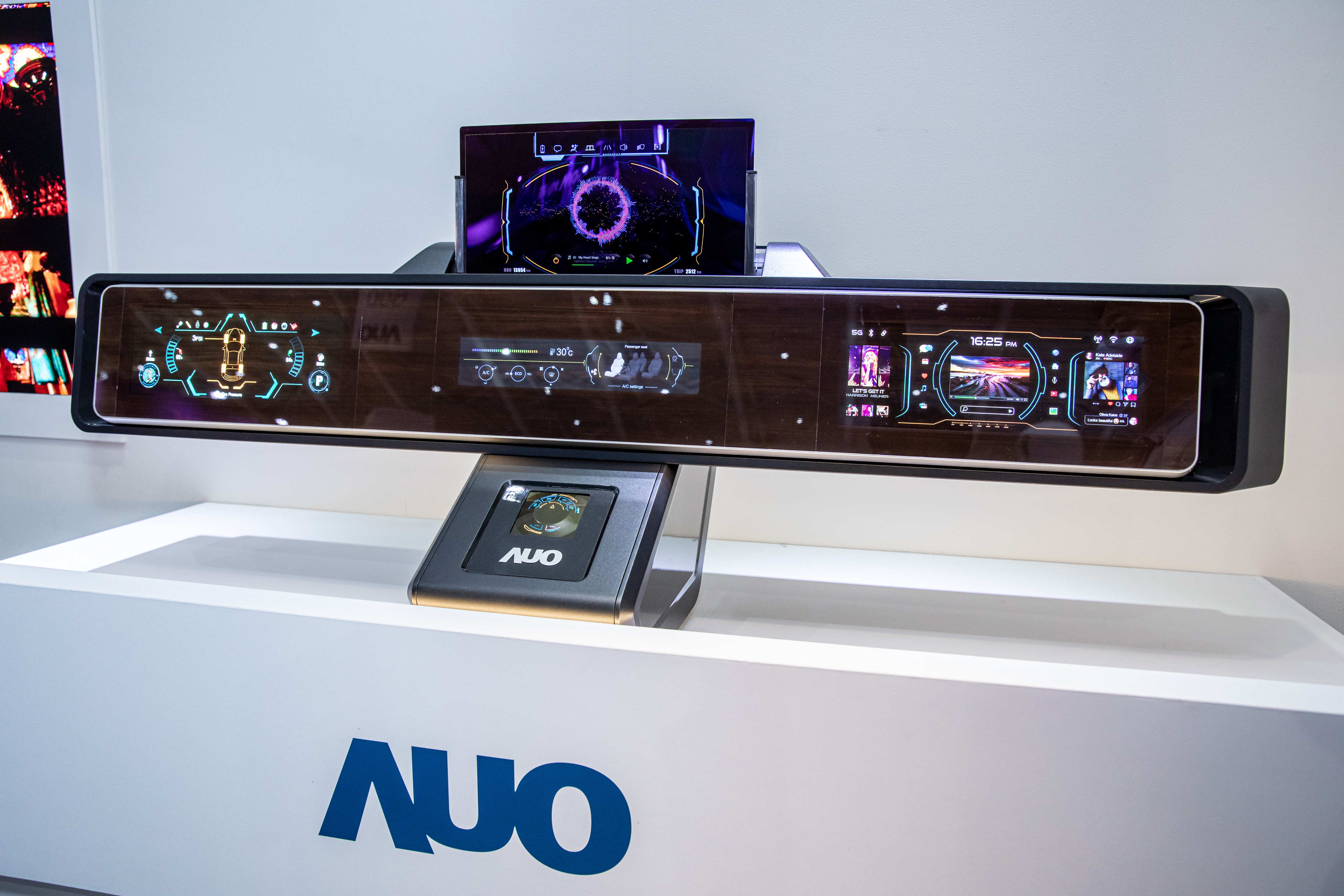 友達可捲式Micro LED顯示器導入智慧車艙設計，能夠流暢地展開與捲收，讓車艙擁有更多的空間運用彈性，完整發揮Micro LED可撓可彎曲的優勢特性