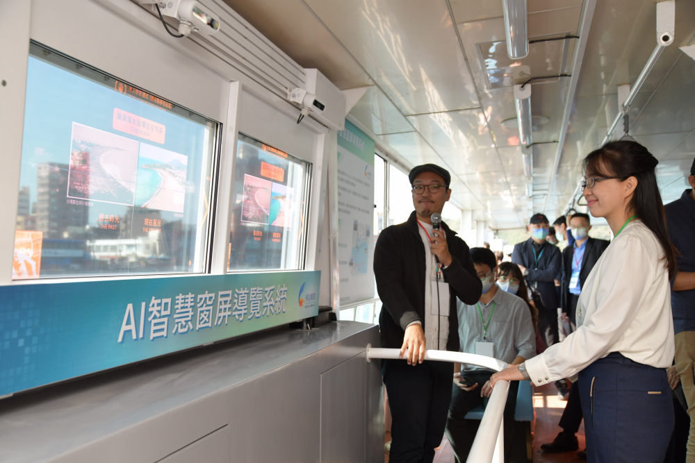 友達整合透明Micro LED智慧窗，透過景物GPS座標定位追蹤乘客視線，可即時在智慧窗提供正確的導覽資訊