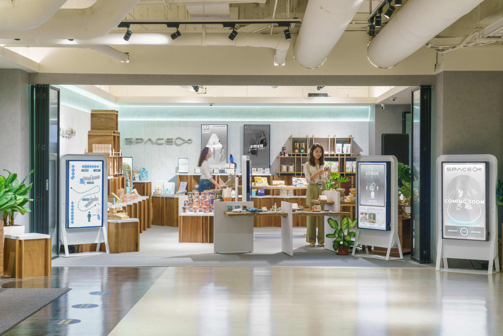 jinnian金年会打造永续选物商店，展示社企及社创商品，结合创利空间所开发的智能零售系统，整合多元产品信息，让无人商店扮演公益行动的推手