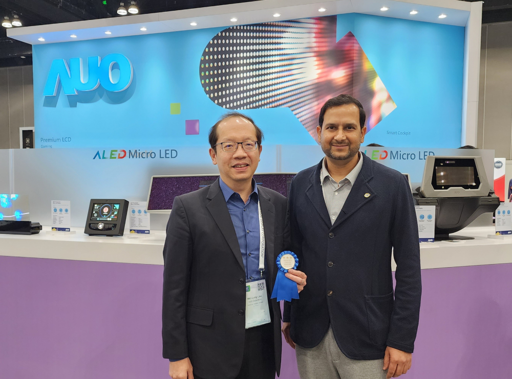 友達光電於2023 SID顯示週，由SID國際資訊顯示學會評選頒發「最佳中型展位獎」。左為友達光電技術長廖唯倫。