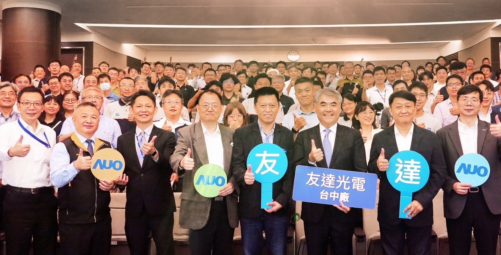 友達以太陽能解決方案領航者，跨足建築領域，4日在台中廠區舉辦「光電建築一體化研討會」，邀請產業先驅共同推動綠化，打造新一代智慧綠建築。