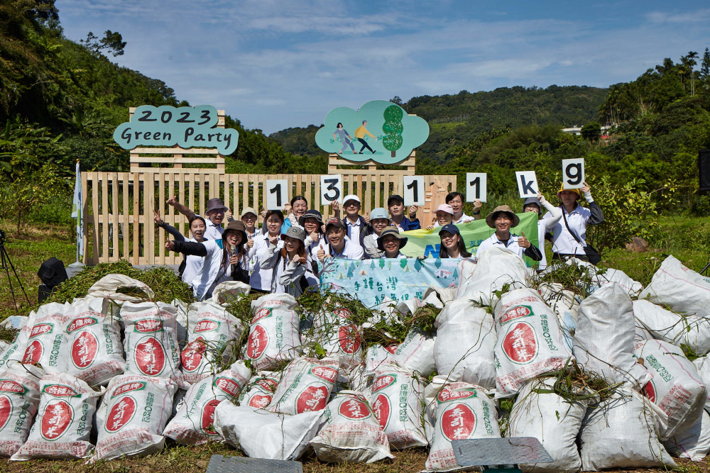 友達集結超過200位志工，攜手移除高達1311公斤的外來入侵種「小花蔓澤蘭」