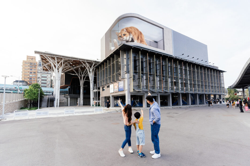 友達打造全台最大戶外裸視3D LED弧形螢幕，將超立體的軟萌胖橘貓動畫活躍於頂樓外牆