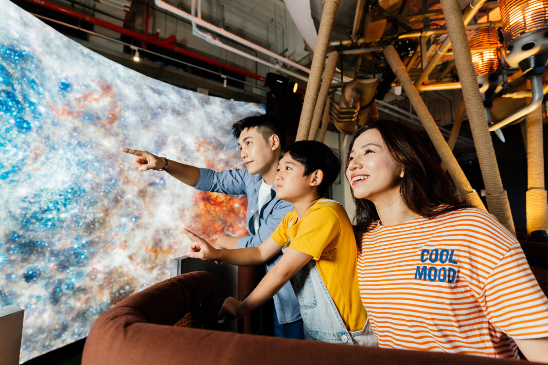 友達打造全台最大寬6公尺、高4公尺、唯一搭載LED弧形拼接顯示屏的動感飛行船，讓乘客駐足在熱氣球上，享受身歷其境的偽出國旅遊樂趣