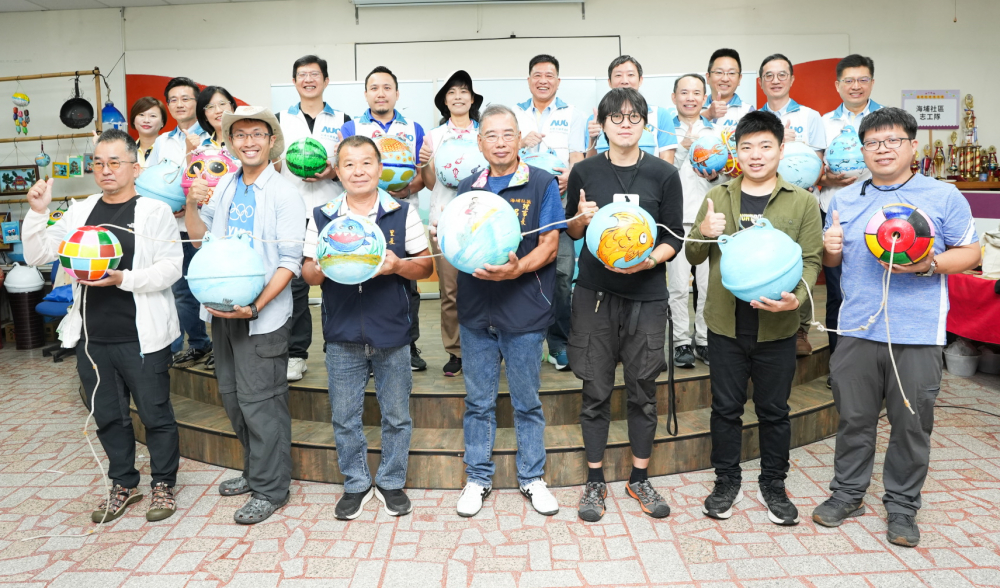 友達光電暨友達永續基金會董事長彭双浪與農業部林業及自然保育署新竹分署夏分署長、供應商夥伴、在地鄰里協會、社企團體，以循環再生的海廢浮球倡議從源頭減廢，為地球移除塑膠垃圾，共同「手」護台灣美麗海岸