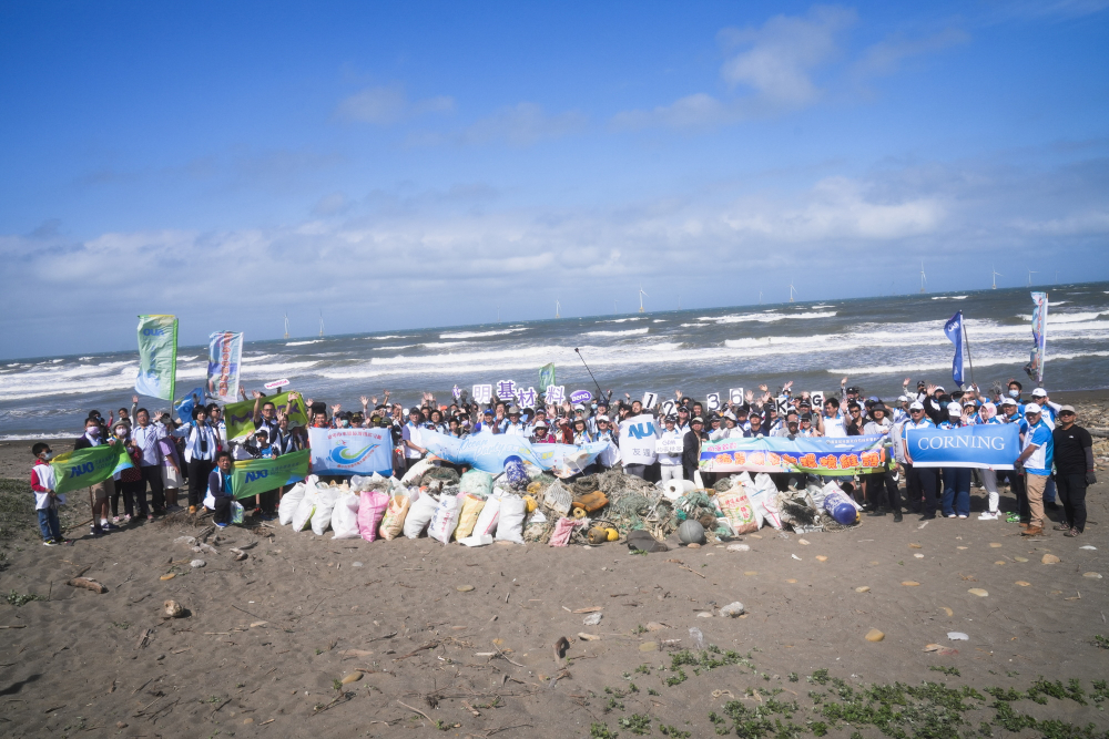 友達永續基金會召集企業志工、產官學和供應商夥伴，在苗栗後龍外埔魚港1340保安林海岸淨攤，齊心協力清除1.2公噸海洋廢棄物，以行動實踐對環境友善的承諾