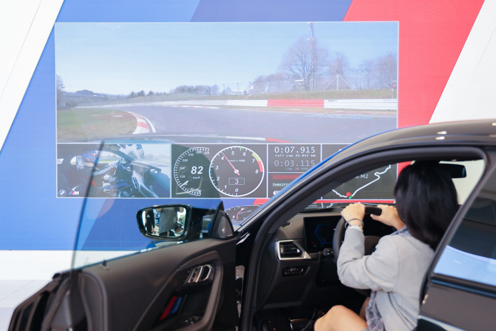 顧客按下虛擬Engine Start按鈕，啟動預選車款的引擎聲浪，螢幕同時呈現德國紐柏林賽道的試駕畫面，坐進車內一秒化身駕駛員馳騁奔騰