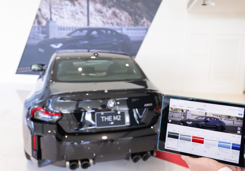 賞車介面即時投放到LED牆上，顧客可即時更換車輛內裝、零件選配與車款配色，提供近乎與實車等比例的沉浸式無死角虛擬賞車體驗