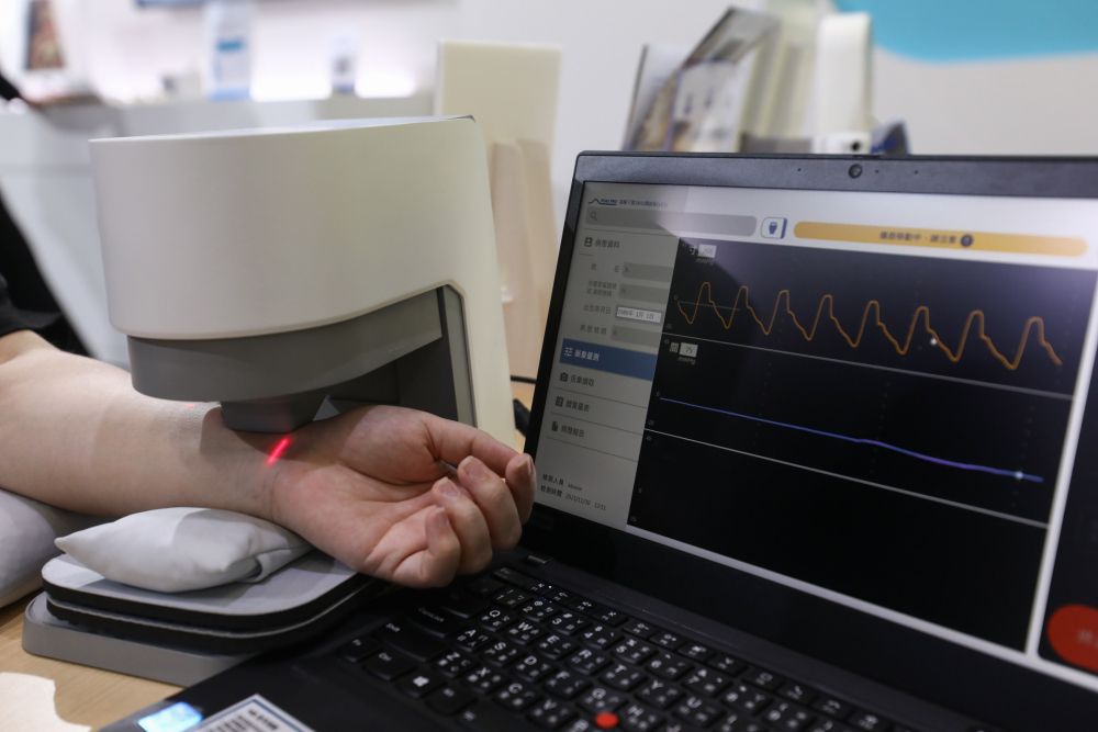 友達耘康脈象檢測系統透過電腦精準控制升降系統，還原中醫師三指把脈過程的舉、按、尋手法，將脈象感受轉化成數據，未來可結合大數據分析，實現智慧醫療及準確性