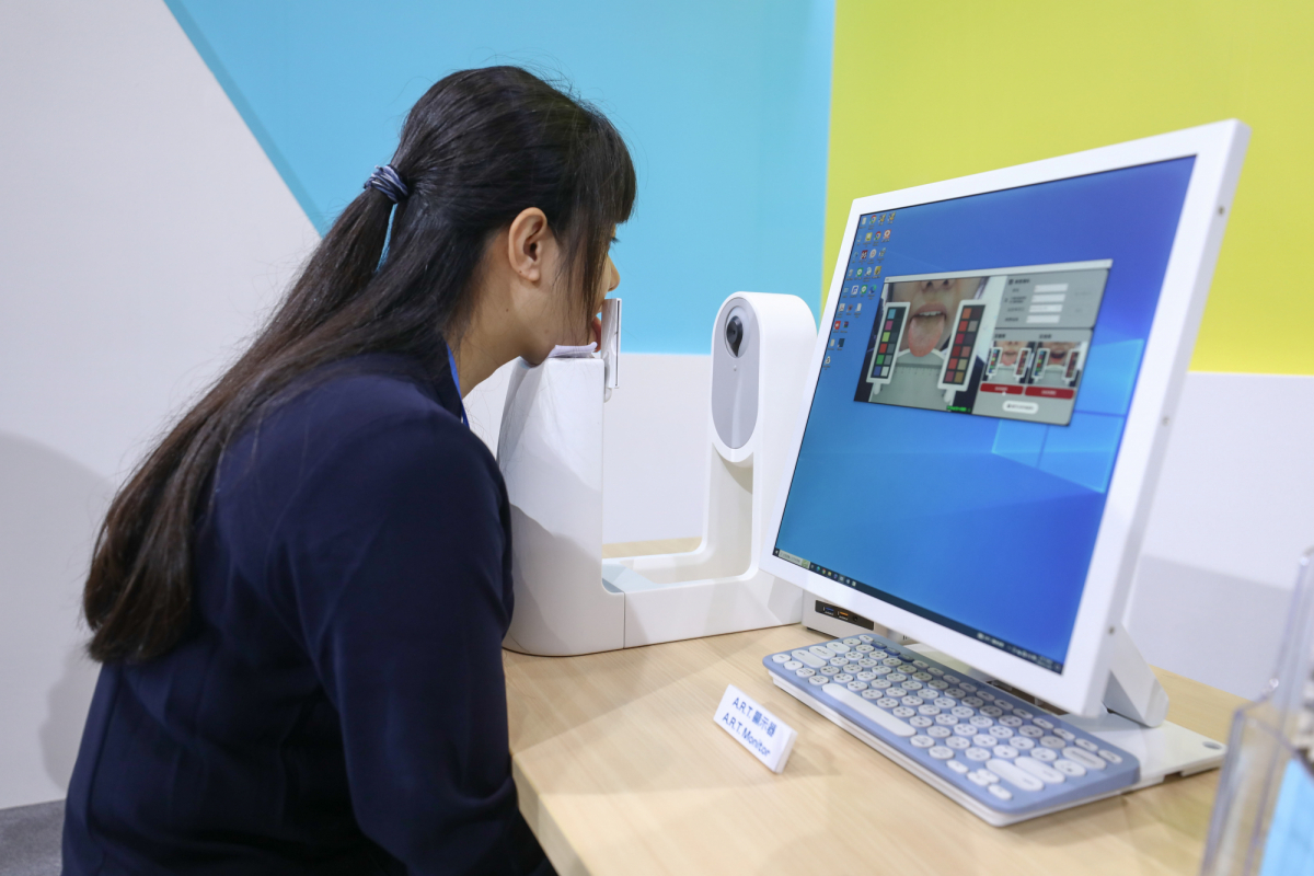 友達耘康延伸友達卓越的感測技術及色彩管理專長，研發出舌象擷取系統，可提供數據化、影像化的檢測結果，輔助醫師與專業醫事人員做為臨床研究、檢測結果評估與檢測紀錄的留存