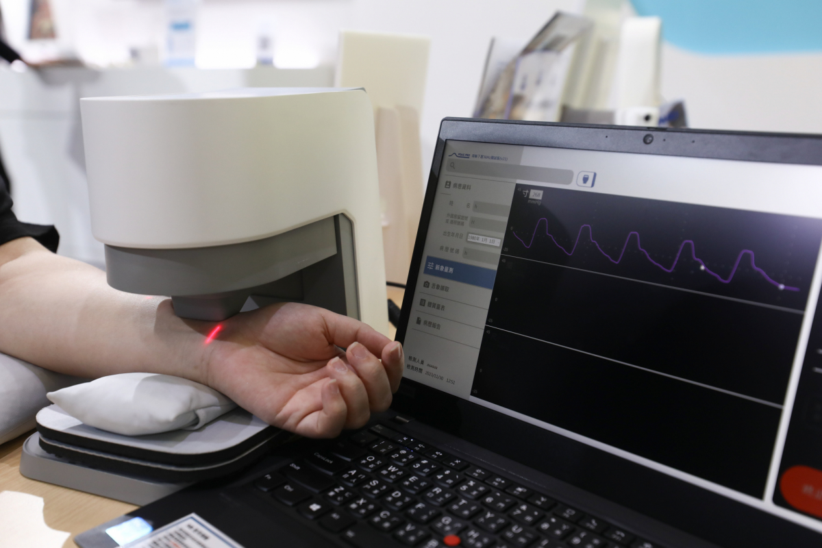友達耘康脈象檢測系統透過電腦精準控制升降系統，還原中醫師三指把脈過程的舉、按、尋手法，將脈象感受轉化成數據，實現智慧醫療及準確性