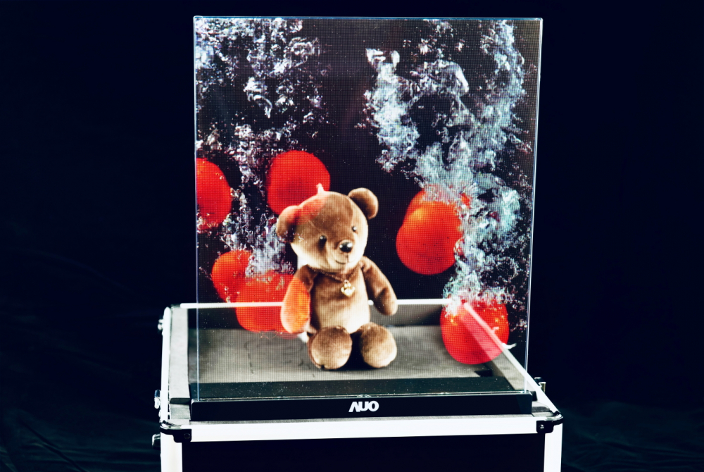 友達以次世代Micro LED顯示技術打造之透明顯示器，具備高穿透、低繞射、高亮度、可拼接之特性，可廣泛應用於智慧移動、零售、育樂和醫療等多元場域