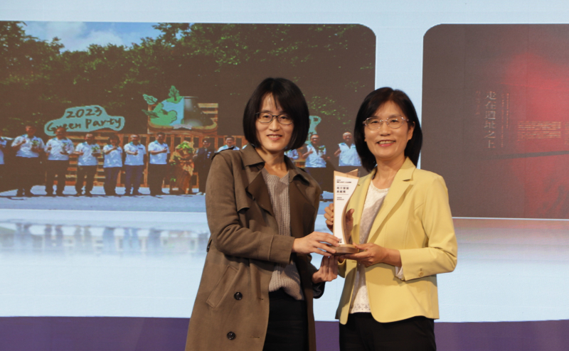 友達保存「西大墩窯遺址」且推廣在地文史教育不遺餘力，今（6）日獲頒「人文企業獎」地方發展獎之最高榮譽典範獎。由文化部陳文婷簡任視察（左）頒獎，友達永續長古秀華（右）代表受獎