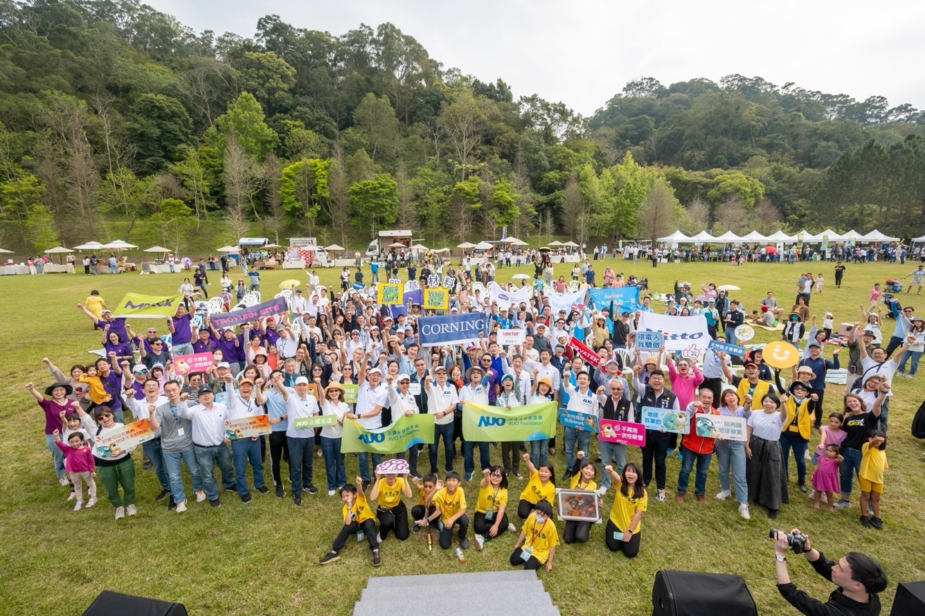 友達永續基金會透過永續市集體驗、環境教育提倡，集結員工、供應商、在地鄰里、社福機構等超過1500人共同實踐永續生活