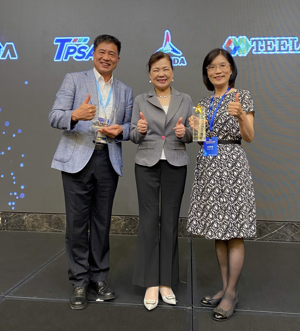 友達致力推動永續發展，於Touch Taiwan2024以3R策略貫穿Display、ESG展位實現綠色展覽目標之成果，Display展位獲綠色裝潢設計鑽質獎最高榮譽，ESG同獲金質獎殊榮。由經濟部長王美花（中）親自頒予友達光電董事長彭双浪（左）、友達光電永續長古秀華（右）