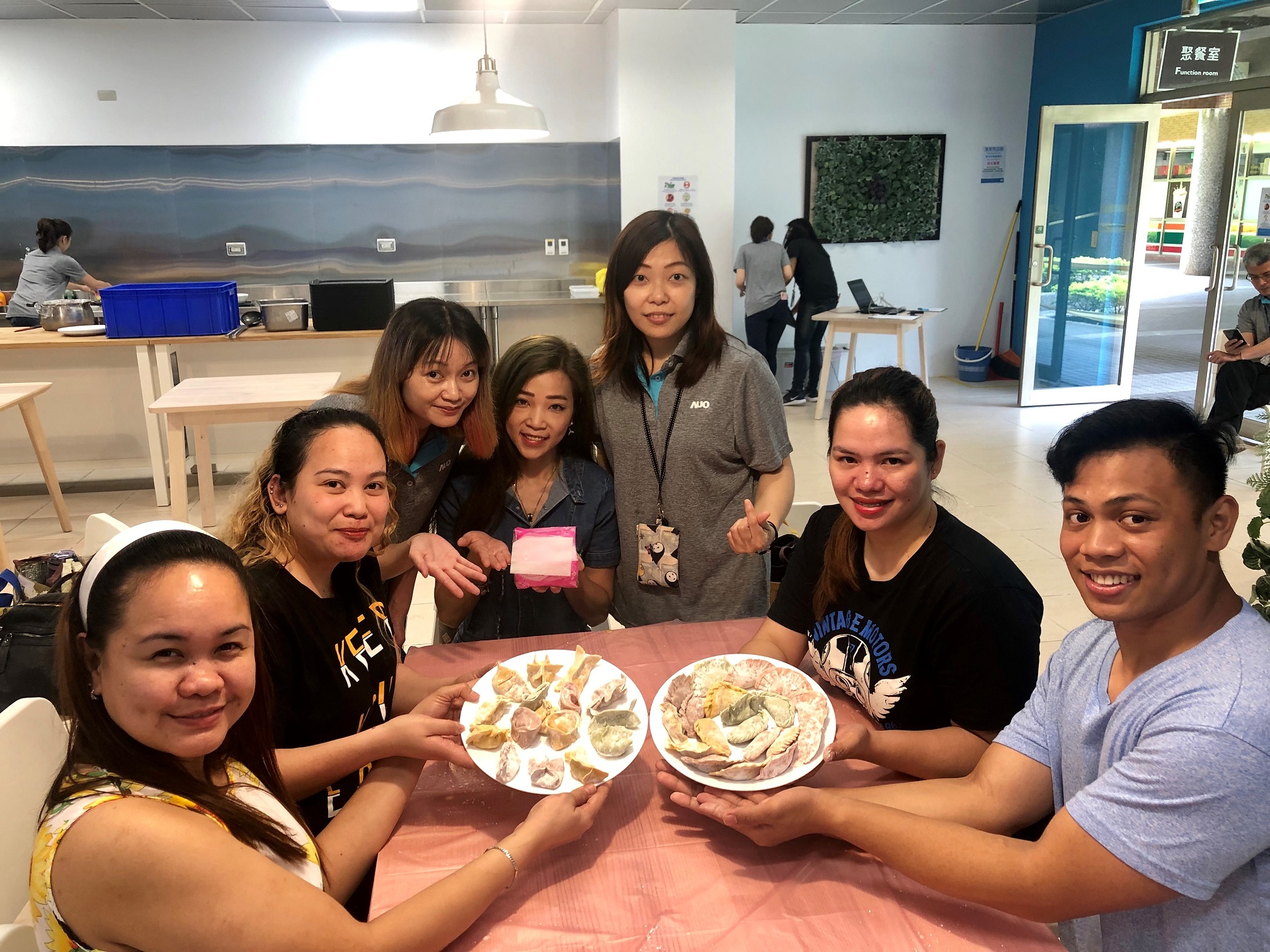 友達將DEI理念貫徹到企業文化和實踐，舉辦如台菲廚藝交流等活動，讓同仁了解彼此文化差異、培養情感