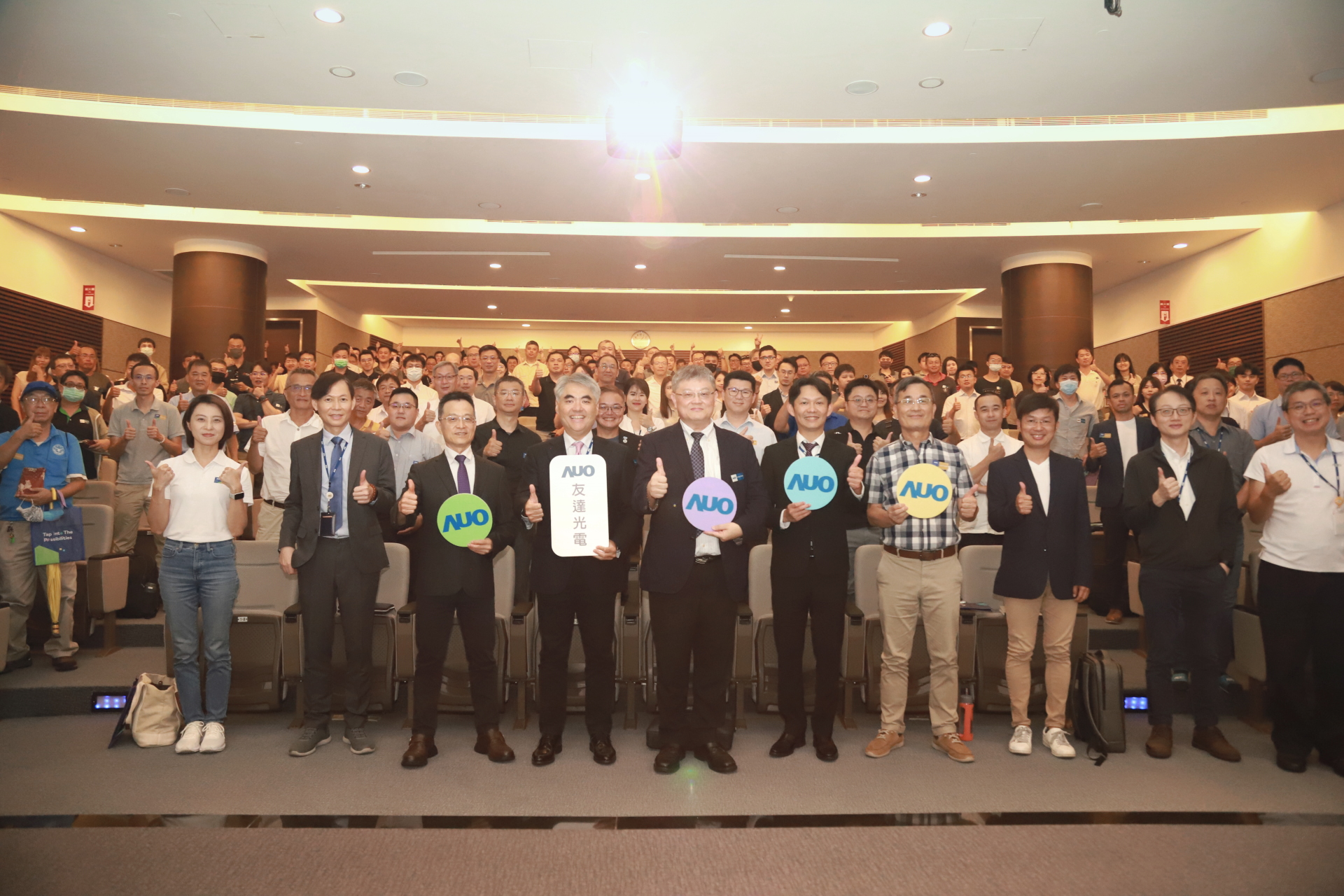 友達光電邀請領域專家共研再生能源發展、電力需求及建築物減碳等議題進行交流，盼共擘綠色永續生態圈的嶄新契機。