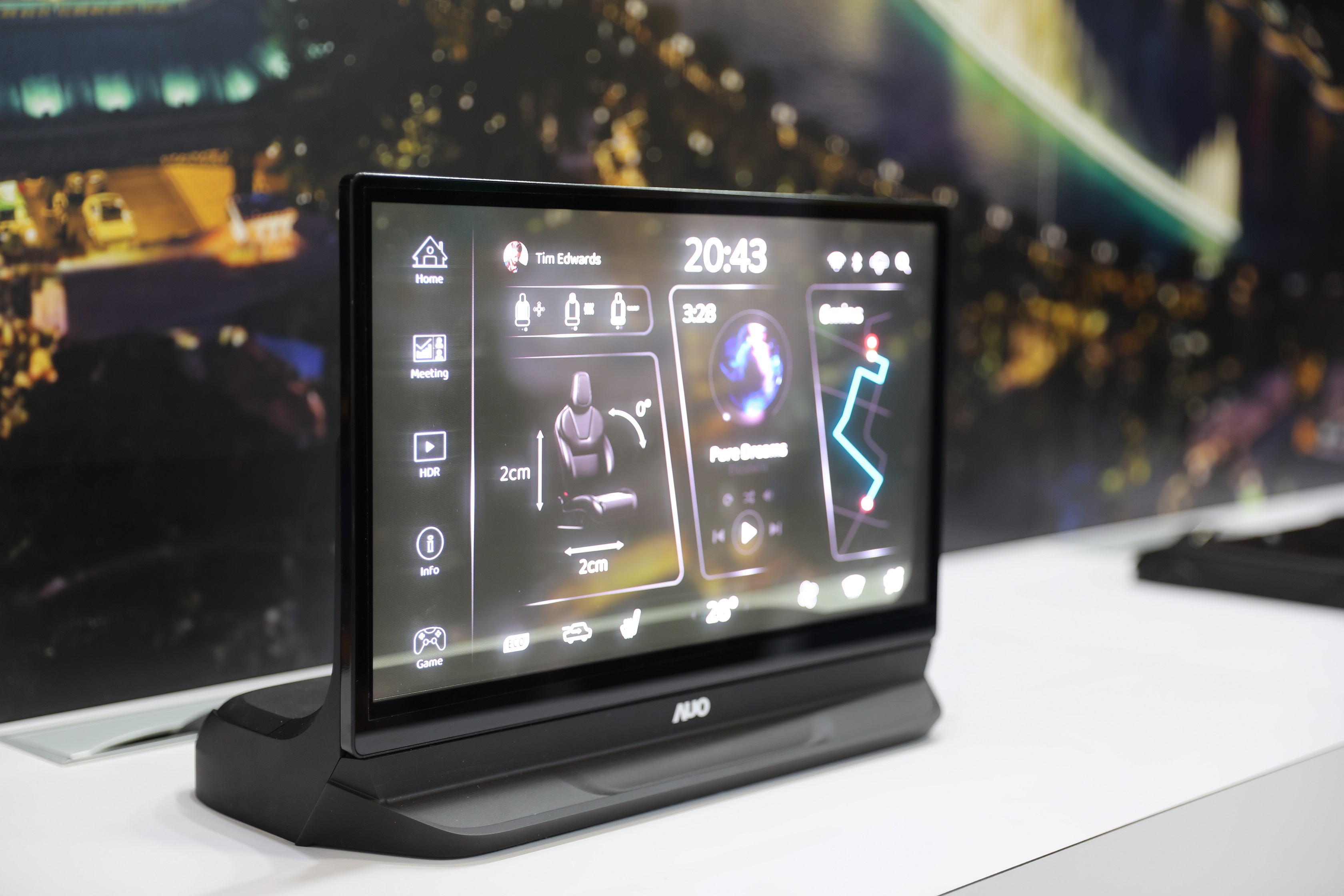 友達將Micro LED透明顯示技術整合黑切換技術的解決方案，釋放強大的技術自主開發能力，跨越室內外應用界限，開創業界第一台17.3吋快速黑切換透明觸控Micro LED顯示器