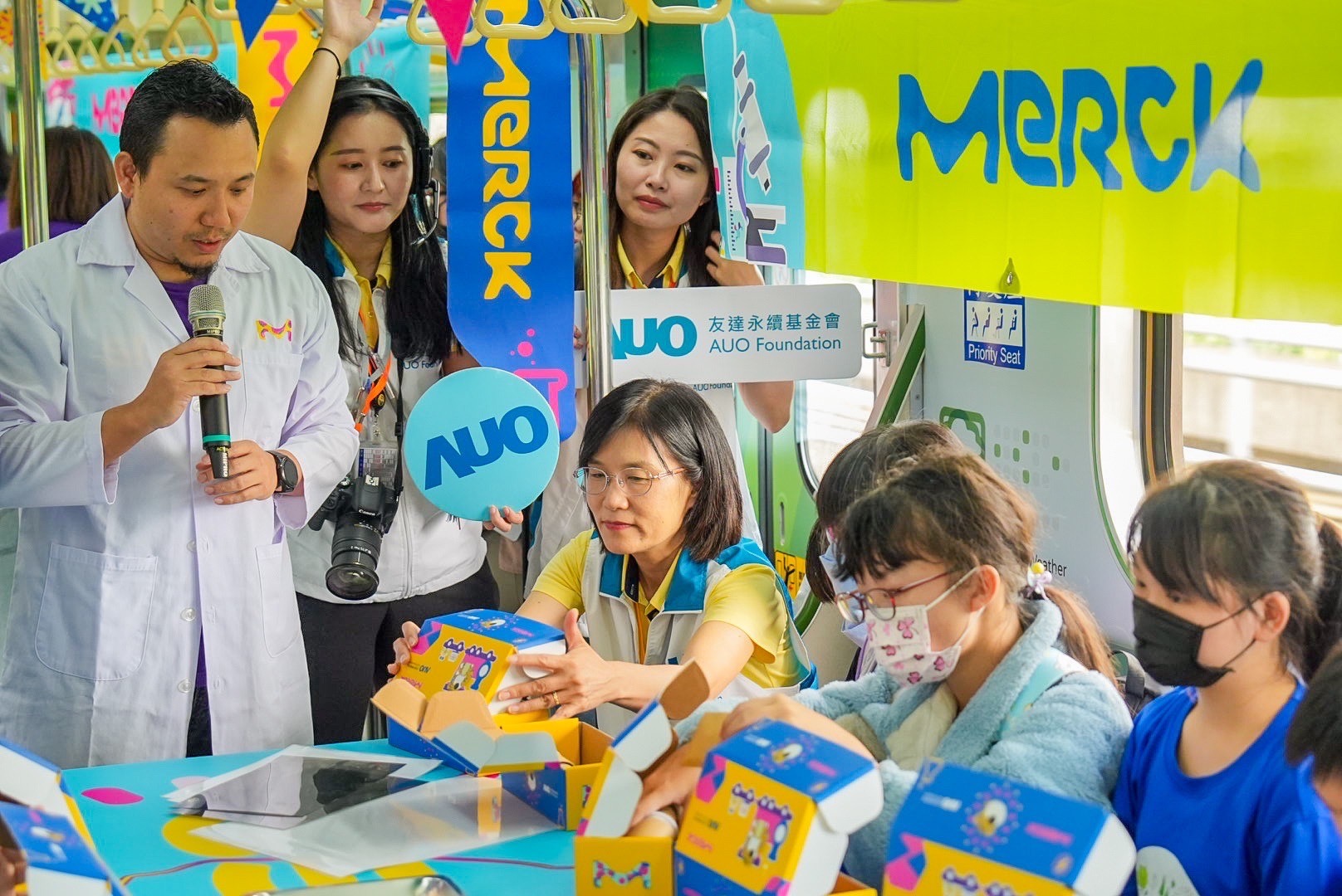 友達以光電、再生能源、水資源三大核心，設計「再生能源和循環經濟」多元永續教育主題，並攜手供應鏈夥伴默克開發創意科學教材及實作體驗，期讓永續素養透過科學探索向下扎根