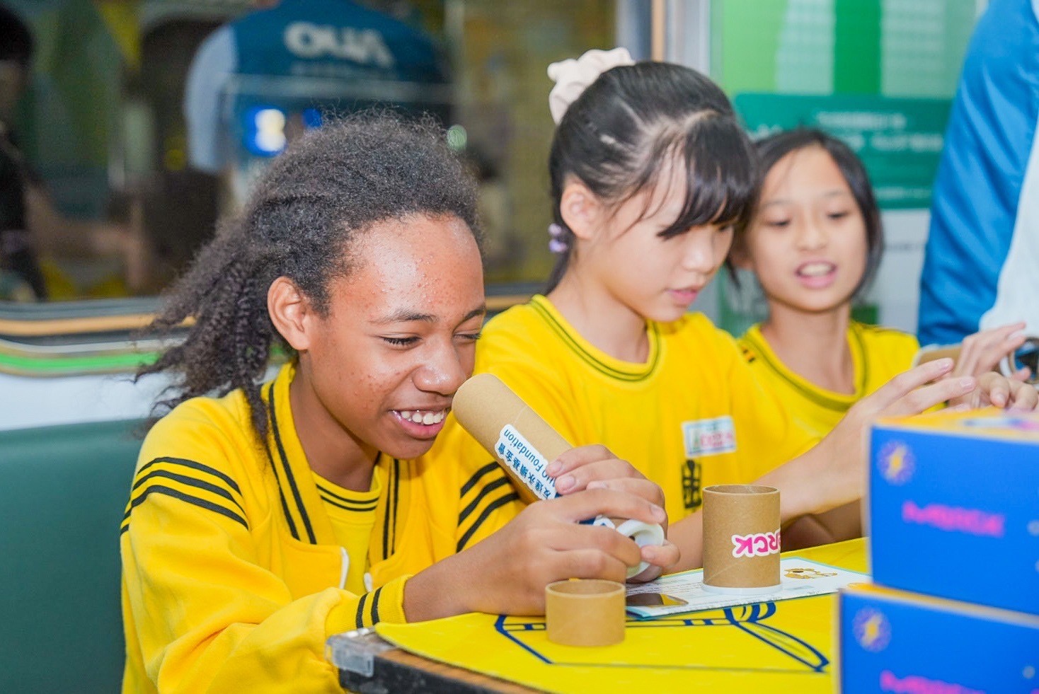 友達與默克分別回收不再使用的偏光片及液晶顯示模組，設計光電課程「玩轉光與闇」，讓學生們親手製作偏光萬花筒與簡易液晶顯示器，實踐循環再生的永續理念