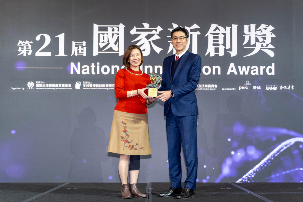 友達旗下子公司友達耘康與達擎分別以「中醫數位化檢測解決方案」及「寬視角3D醫療顯示器」獲得第二十一屆國家新創獎「智慧醫療與健康科技」類別的「企業新創獎」與「國家新創精進獎」兩項殊榮。圖左為衛生福利部政務次長林靜儀、圖右為友達光電智慧醫療事業群總經理廖世宏