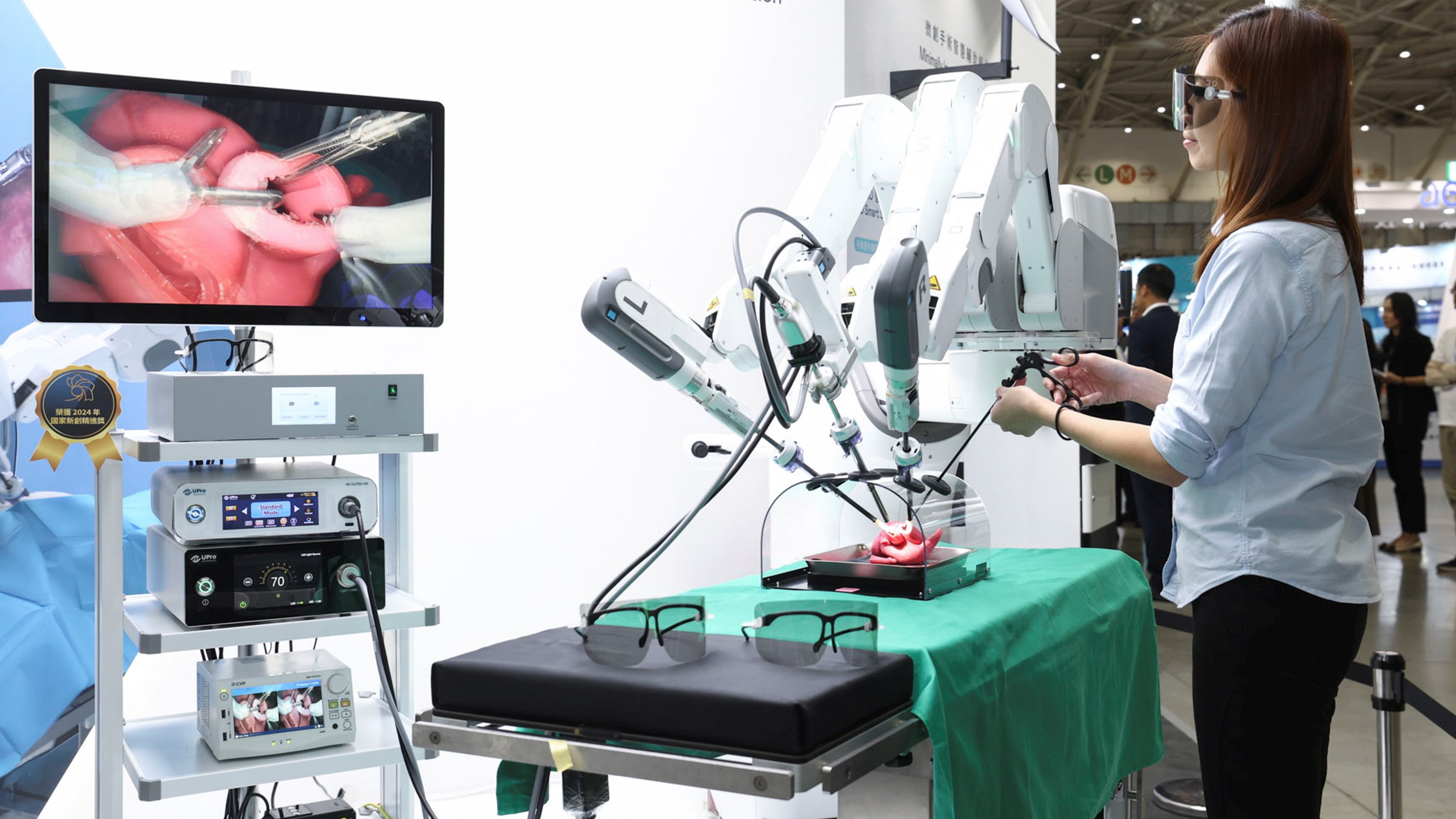 達擎寬視角3D醫療顯示器可應用於機器人手術即時3D解決方案，提供醫療團隊即時、同步的3D手術影像，提升溝通效率與手術安全性