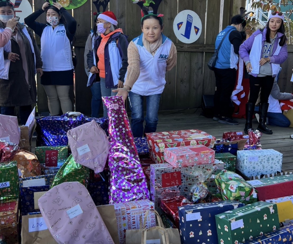 友達永續基金會「圓夢列車」年年迴響熱烈，認捐同仁精心挑選禮物、巧手包裝，整理成隊後，將祝福一一打包送出