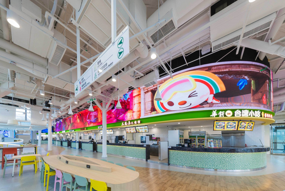 友達穩步推動雙軸轉型策略，旗下子公司達擎攜手傑可達數位與零售業者統一超商合作，為全新改裝開幕的「清水服務區」打造首創的裸視3D體驗牆