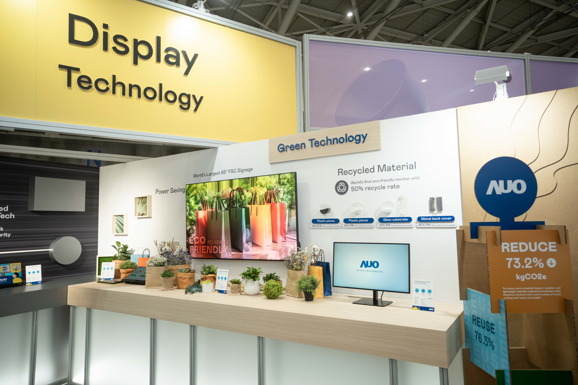 友達Touch Taiwan 2025雙展位再度獲etouch 綠色裝潢設計獎肯定；智慧顯示展位以鋁製模組系統取代傳統木作施作，並在相關裝潢物與設計使用可回收、可重複使用的材料，體現低碳與循環精神。