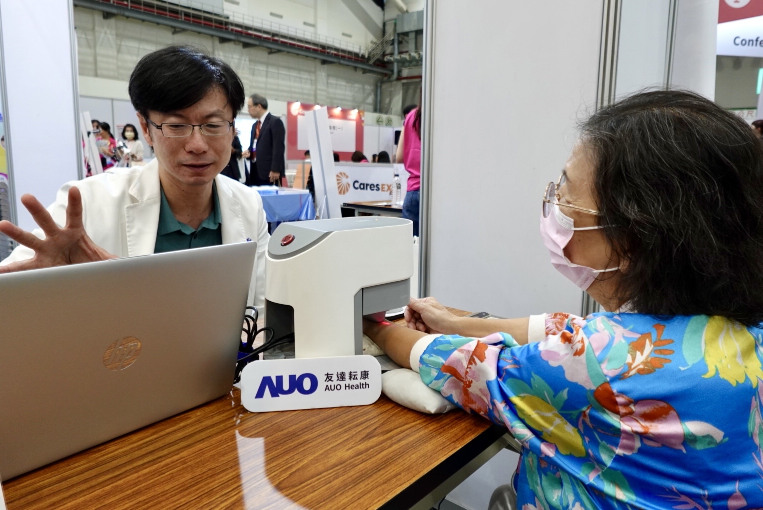 友達耘康與台北市中醫師公會於「2025台北國際照顧博覽會」攜手合作，提供參訪民眾中醫數位化檢測體驗與健康諮詢