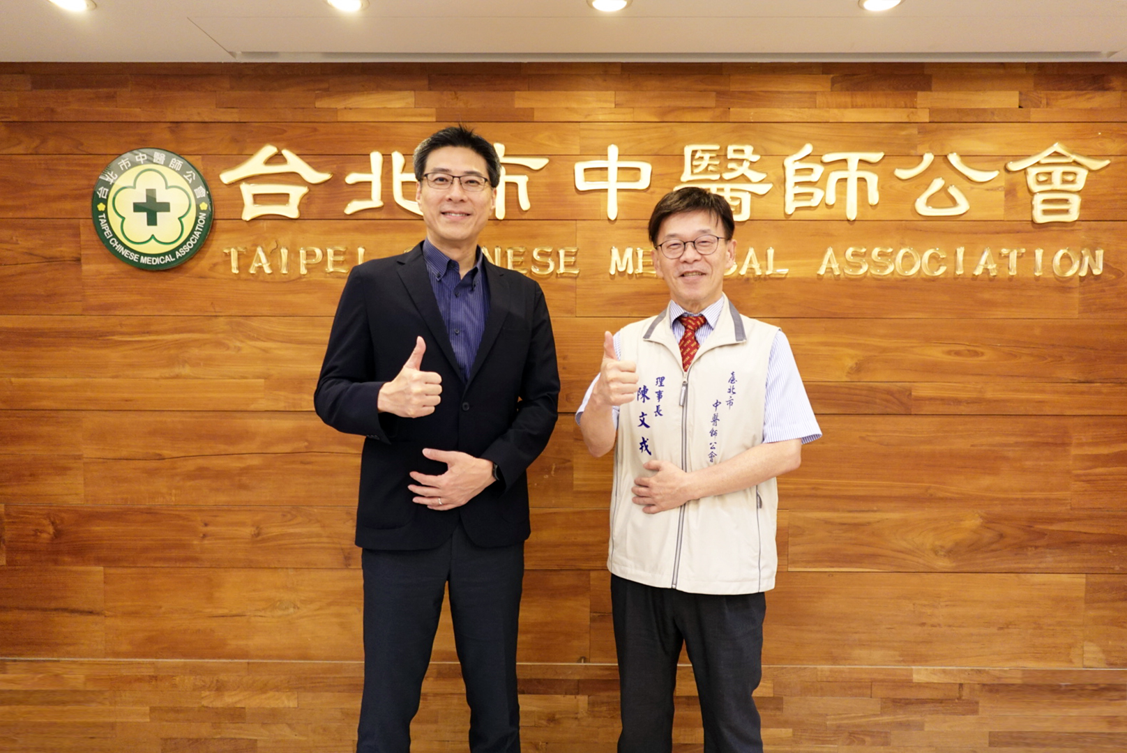 友達耘康積極推動中醫數位化，以創新技術與研發能量串連各界專家，共同建構智慧中醫生態圈；圖為友達耘康廖世宏董事長（左）與台北市中醫師公會陳文戎理事長（右）