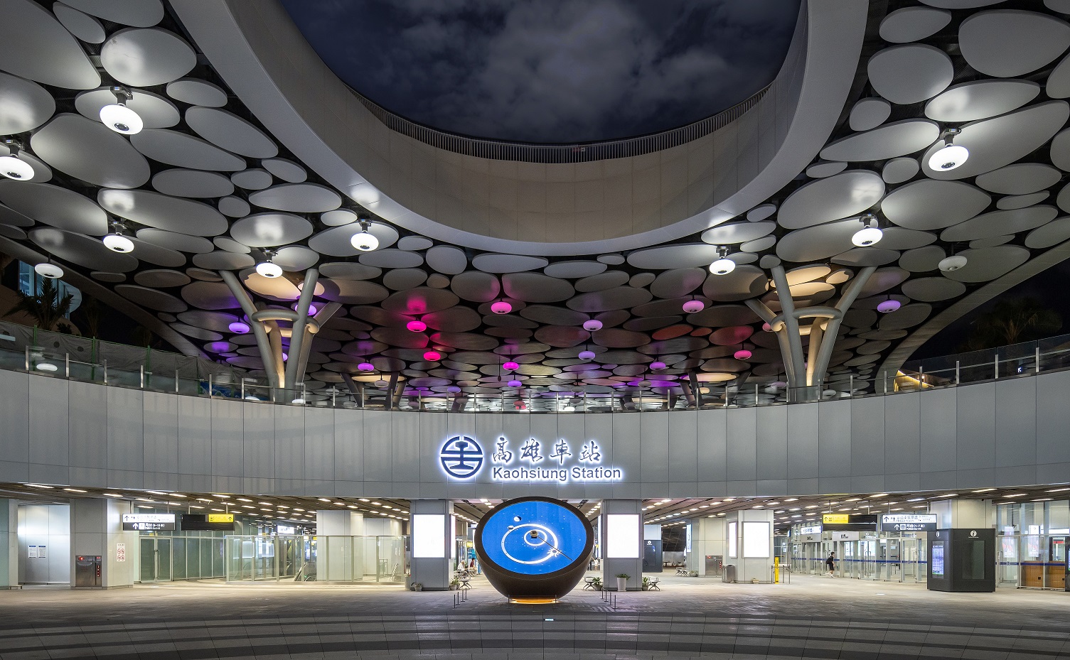 創利空間參與《高雄車站共感空間》公共藝術計畫，擔任視覺科技整合夥伴。於「看時間」天文鐘作品中提供技術指導，整合圓形LED鐘面與鐘體結構，在時間、天象星盤與空間氛圍間生動展演