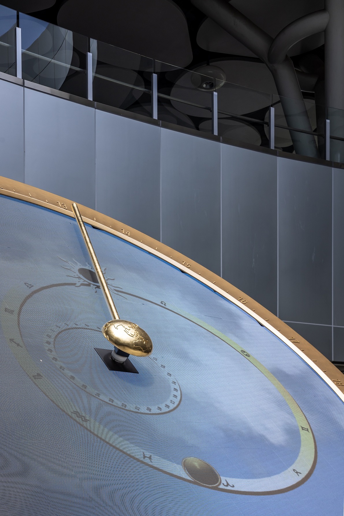 創利空間參與《高雄車站共感空間》公共藝術計畫，擔任視覺科技整合夥伴。於「看時間」天文鐘作品中提供技術指導，整合圓形LED鐘面與鐘體結構，在時間、天象星盤與空間氛圍間生動展演