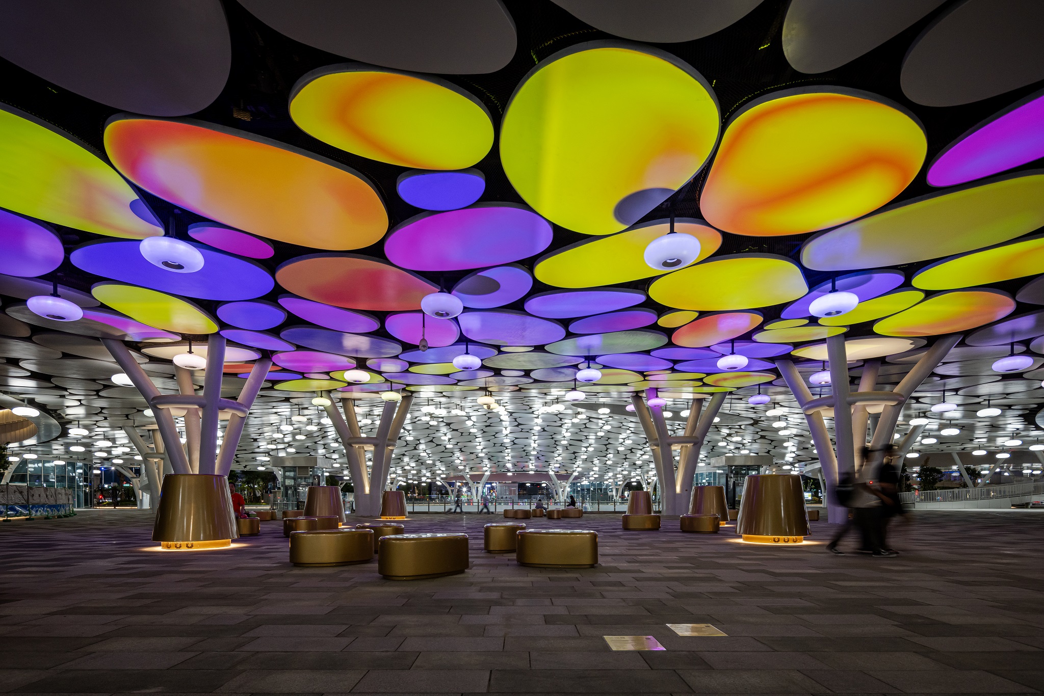 於「染色彩」作品中，創利空間協助藝術團隊將高雄車站天棚2700片鋁製雲朵染上繽紛色彩，從設備設定、光影軟體串接到現場調校，確保光線準確落在雲朵表面，展現層次與意境