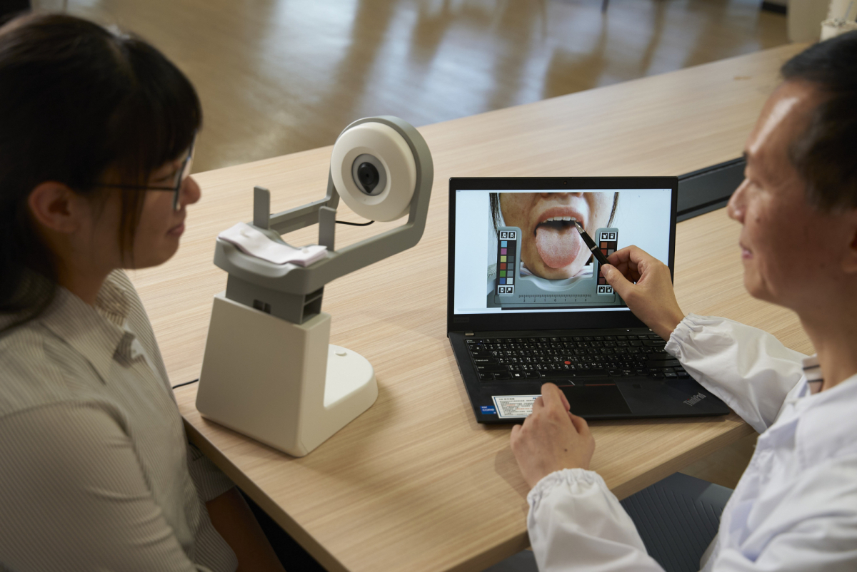 友達耘康的「舌象辨識軟體」則運用AI與大數據技術，可快速辨識舌色、舌形、苔色、苔質等特徵，顯著提升舌象辨識效率，優化檢測流程。